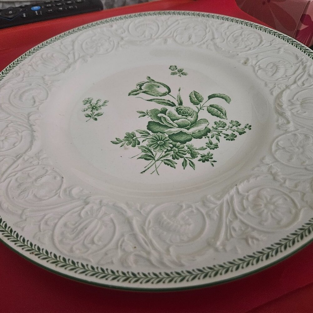 Wedgewood patrician plate in torbay green pattern embossed scroll border - Picture 2 of 6